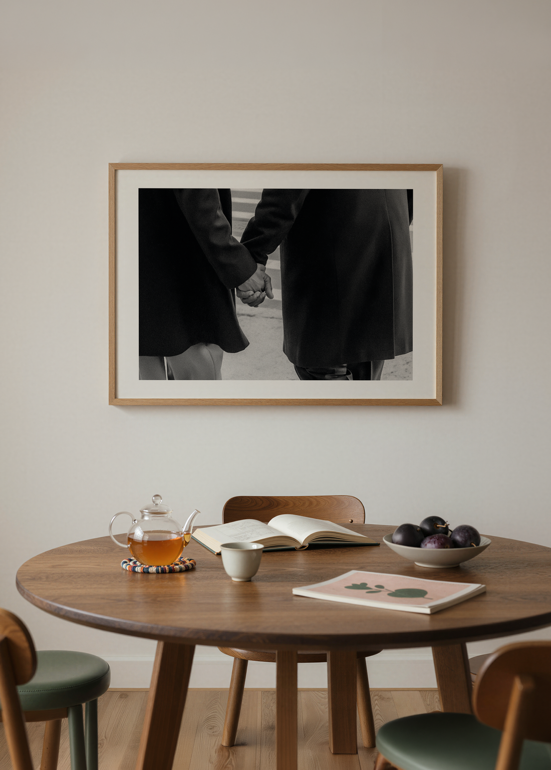 Side by Side; el ele yürüyen iki kişiyi konu alan, birliktelik ve yakınlık hissini zamansız siyah-beyaz bir kadrajla anlatan fotoğraf posteridir.