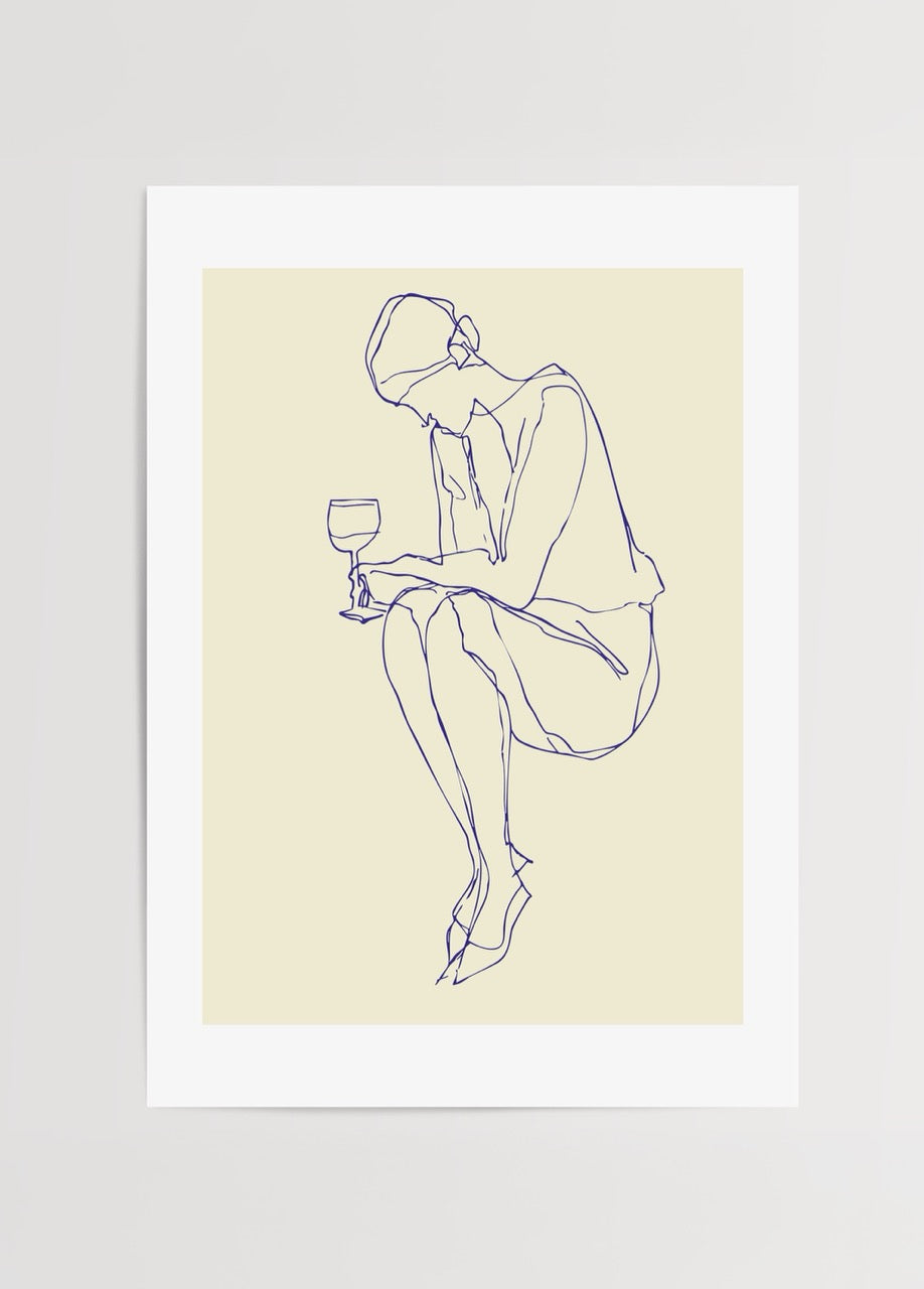 Yaren Ünlü Wine &amp; Lines koleksiyonundan minimalist tek çizgiyle yapılmış, şarap kadehi tutan oturan figür posteri.