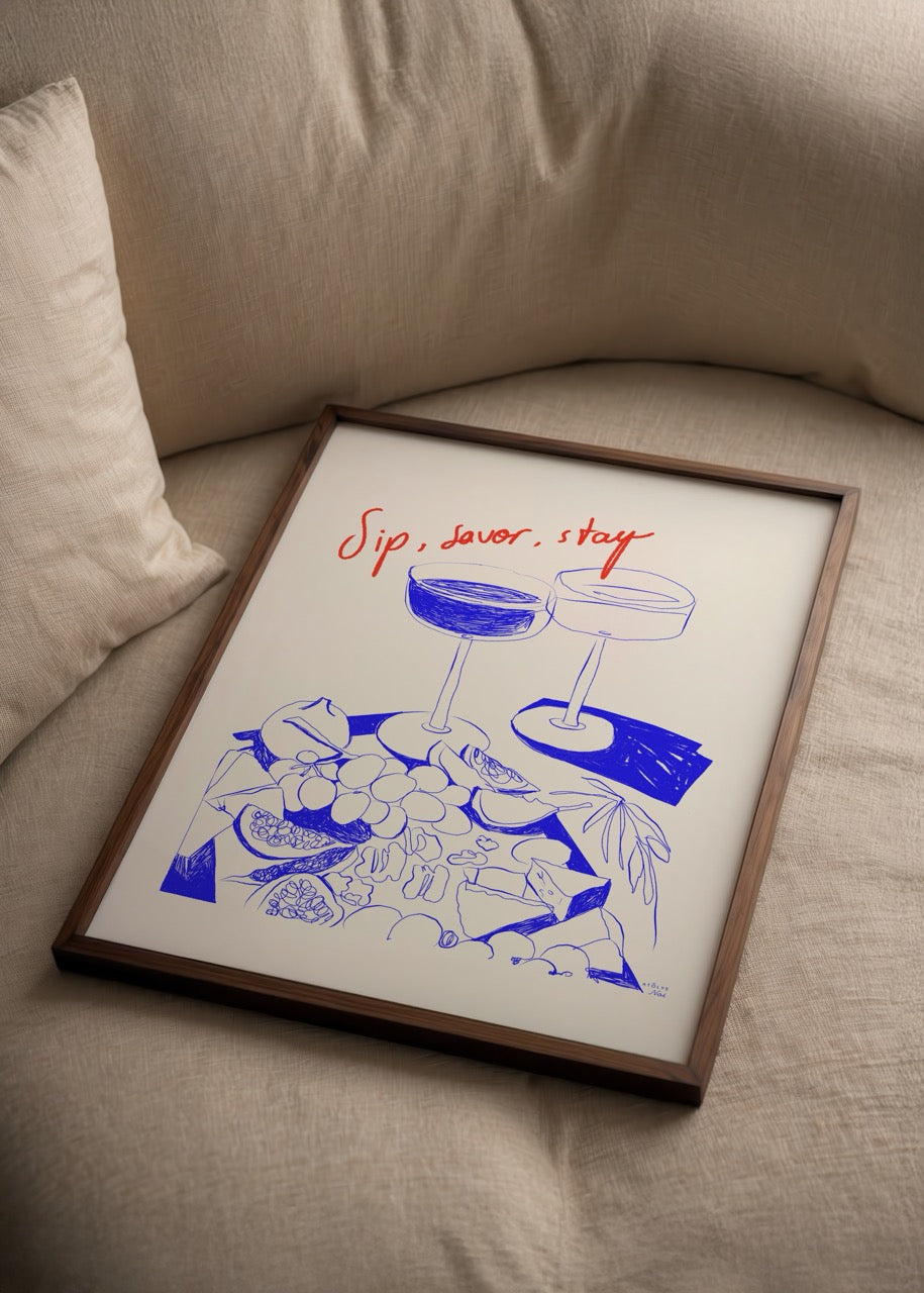 Atölye Noi Sip, Savor, Stay poster – şarap kadehleri ve peynir tabağı illüstrasyonu