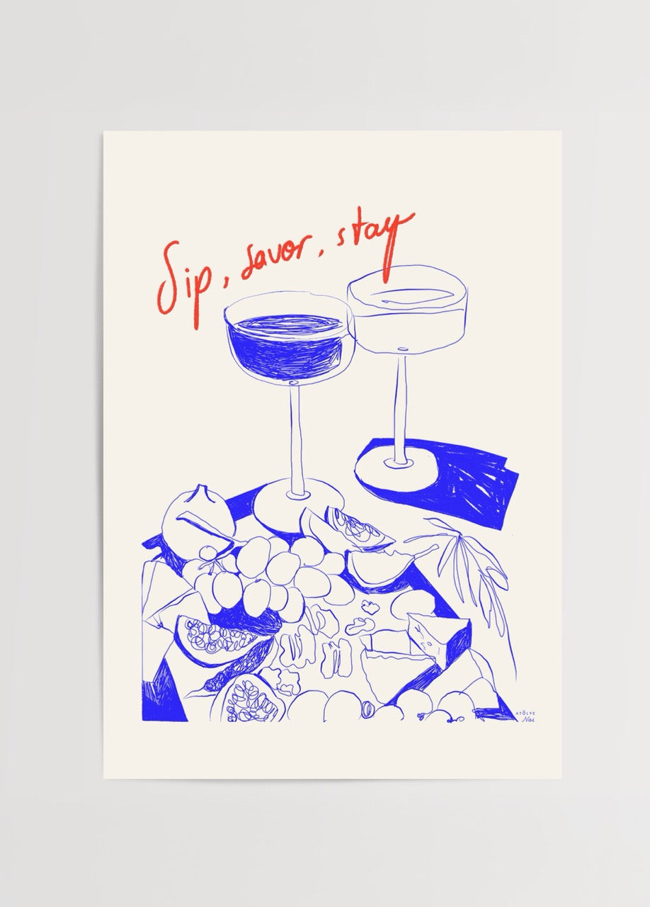 Atölye Noi Sip, Savor, Stay poster – şarap kadehleri ve peynir tabağı illüstrasyonu