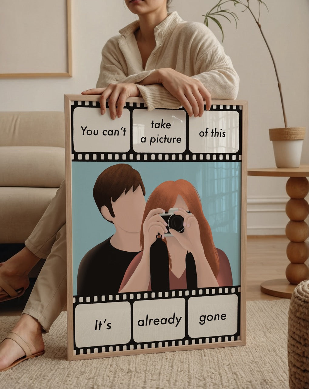 Özge Özcan Six Feet Under posteri; film şeridi içinde fotoğraf çeken figür ve nostaljik illüstrasyon.