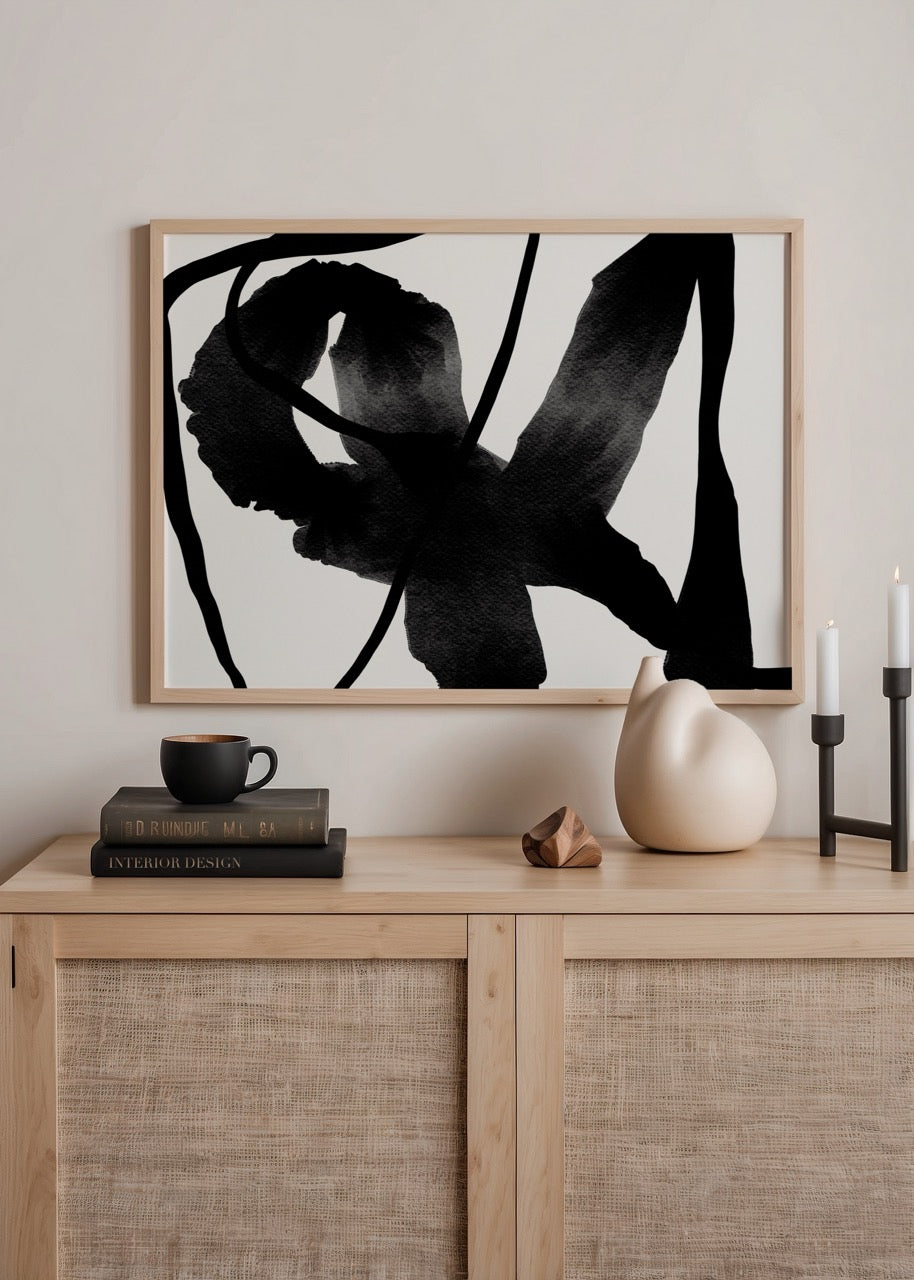 Fırça izlerinden oluşan siyah soyut poster tasarımı, modern ve cesur bir çizim