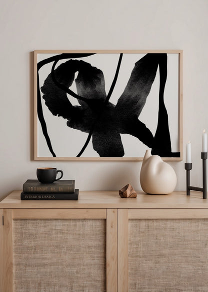 Fırça izlerinden oluşan siyah soyut poster tasarımı, modern ve cesur bir çizim