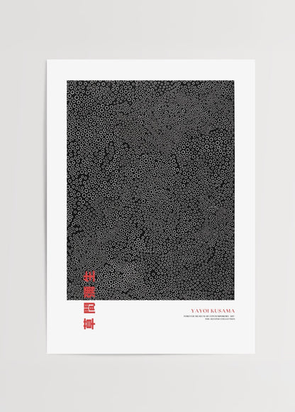 Siyah zemin üzerinde beyaz nokta halkalarından oluşan modern Japon soyut sanat posteri