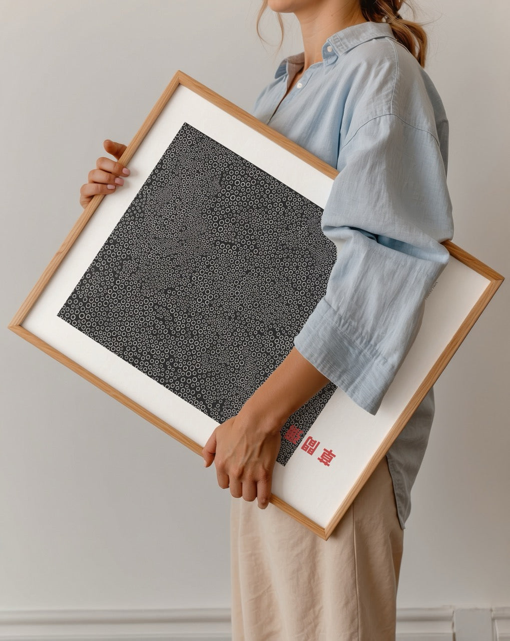 Siyah zemin üzerinde beyaz nokta halkalarından oluşan modern Japon soyut sanat posteri