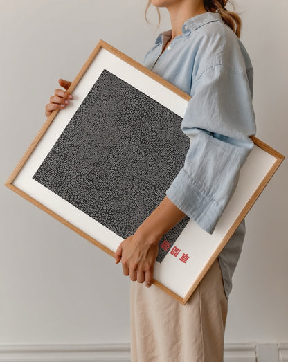 Siyah zemin üzerinde beyaz nokta halkalarından oluşan modern Japon soyut sanat posteri