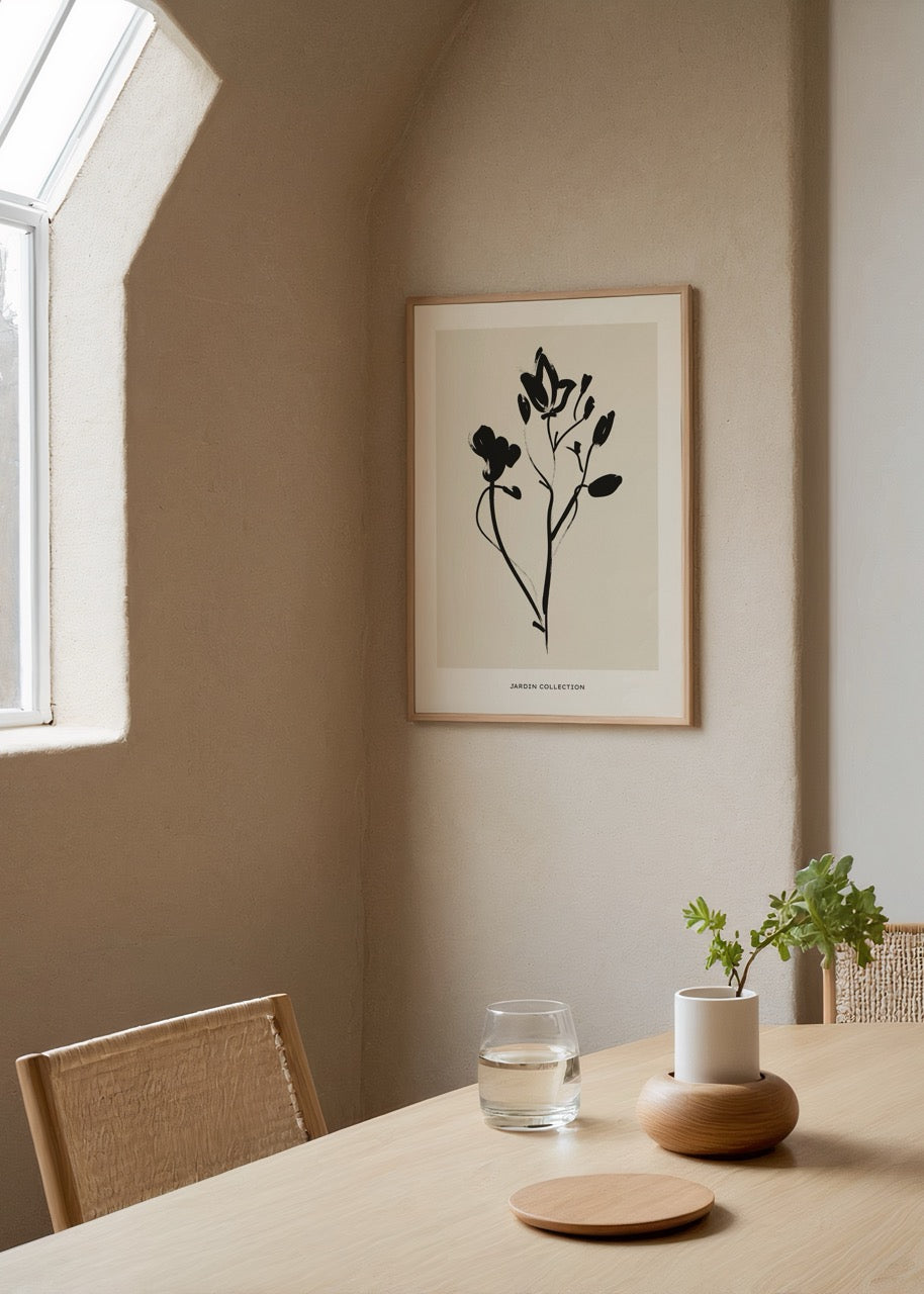 Bej zemin üzerinde siyah fırça darbeleriyle çizilmiş modern çiçek silueti posteri