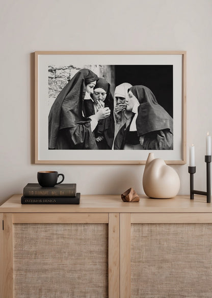 Sigara içen rahibelerin yer aldığı smoking nuns temalı vintage siyah beyaz belgesel fotoğraf