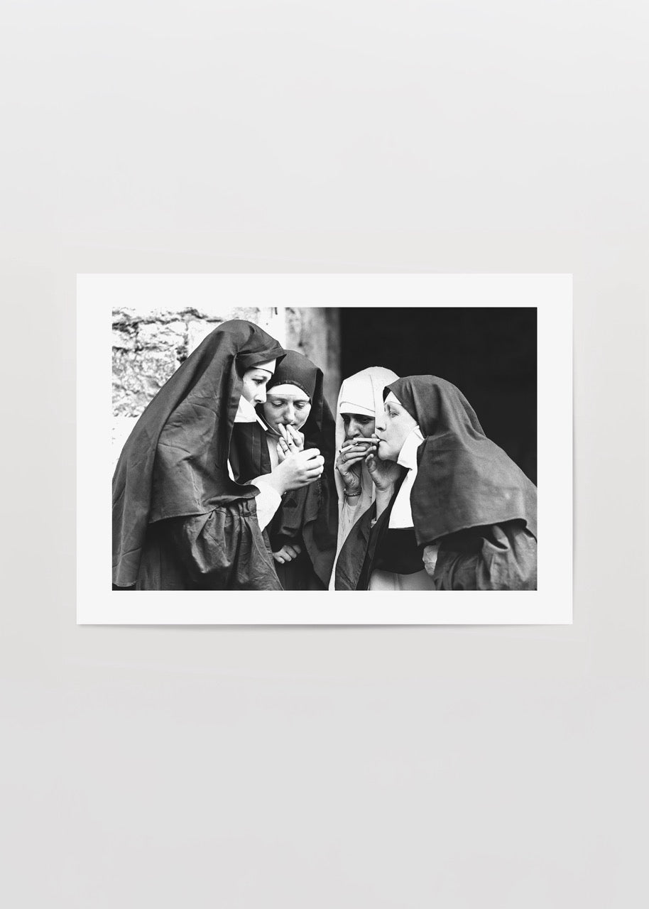 Sigara içen rahibelerin yer aldığı smoking nuns temalı vintage siyah beyaz belgesel fotoğraf