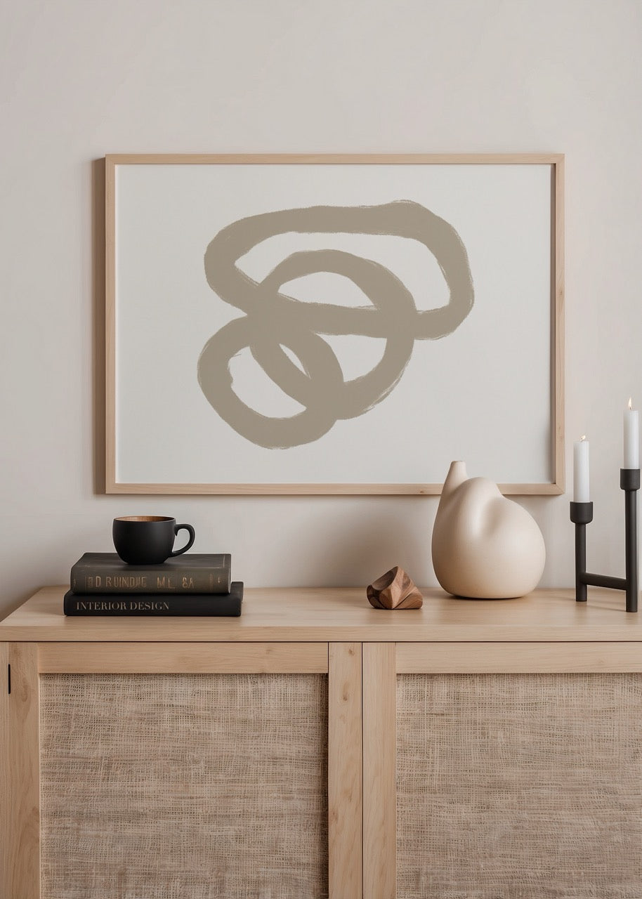 Bej renkli soyut halkalarla tasarlanmış modern ve minimalist poster tasarımı