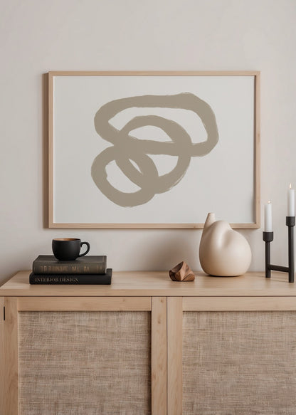 Bej renkli soyut halkalarla tasarlanmış modern ve minimalist poster tasarımı