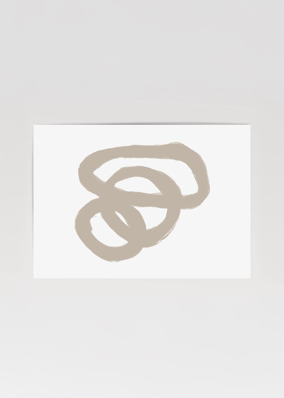 Bej renkli soyut halkalarla tasarlanmış modern ve minimalist poster tasarımı