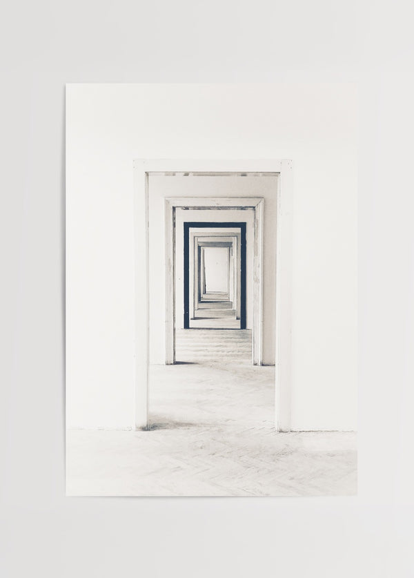 Minimalist ardışık kapılar konseptinde siyah beyaz modern fotoğraf posteri