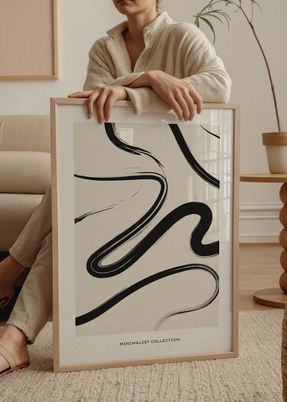 Bej zemin üzerine siyah fırça darbeleriyle tasarlanmış minimalist soyut poster
