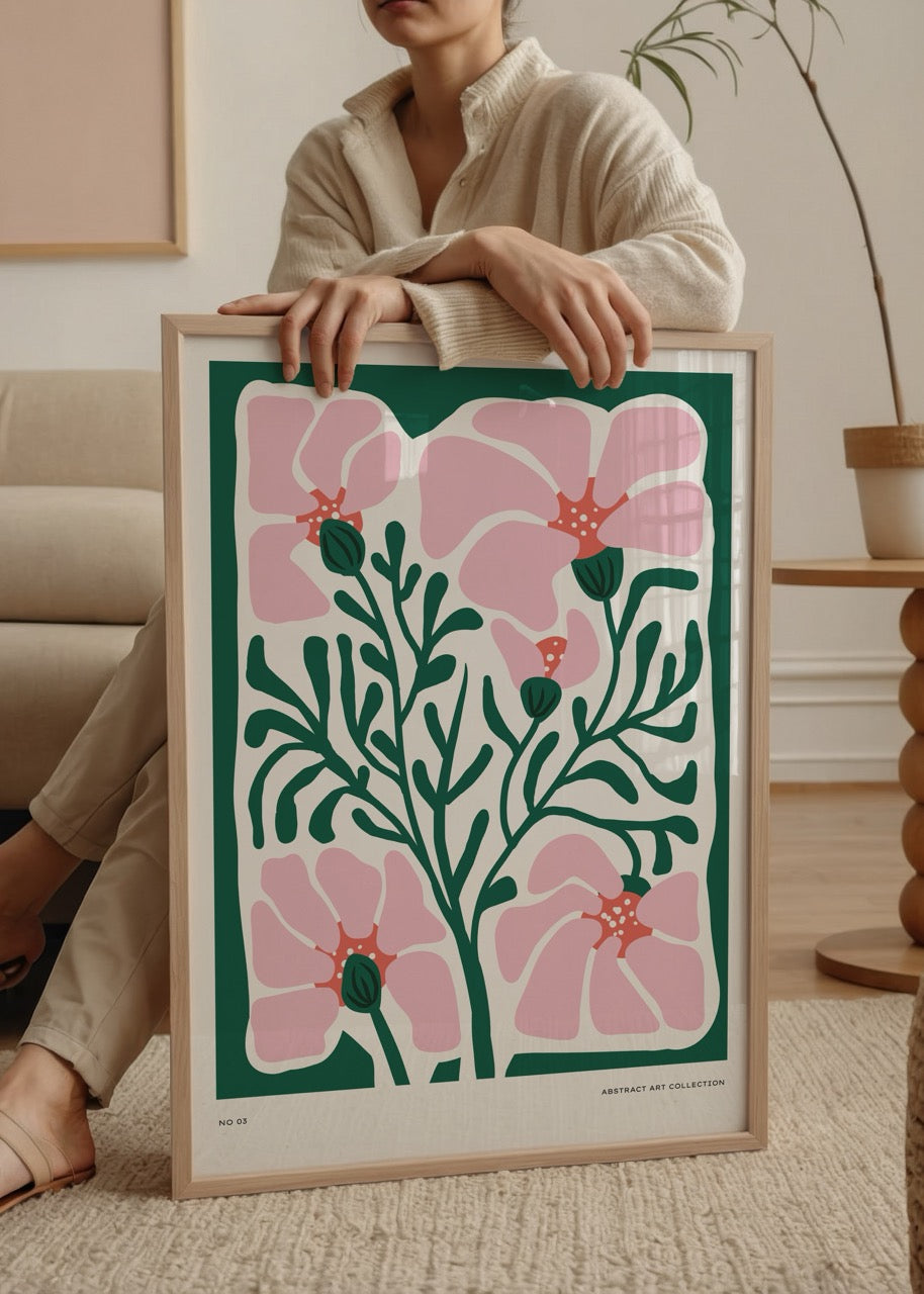 Canlı yeşil zemin üzerinde pembe soyut çiçek illüstrasyonu içeren modern poster tasarımı