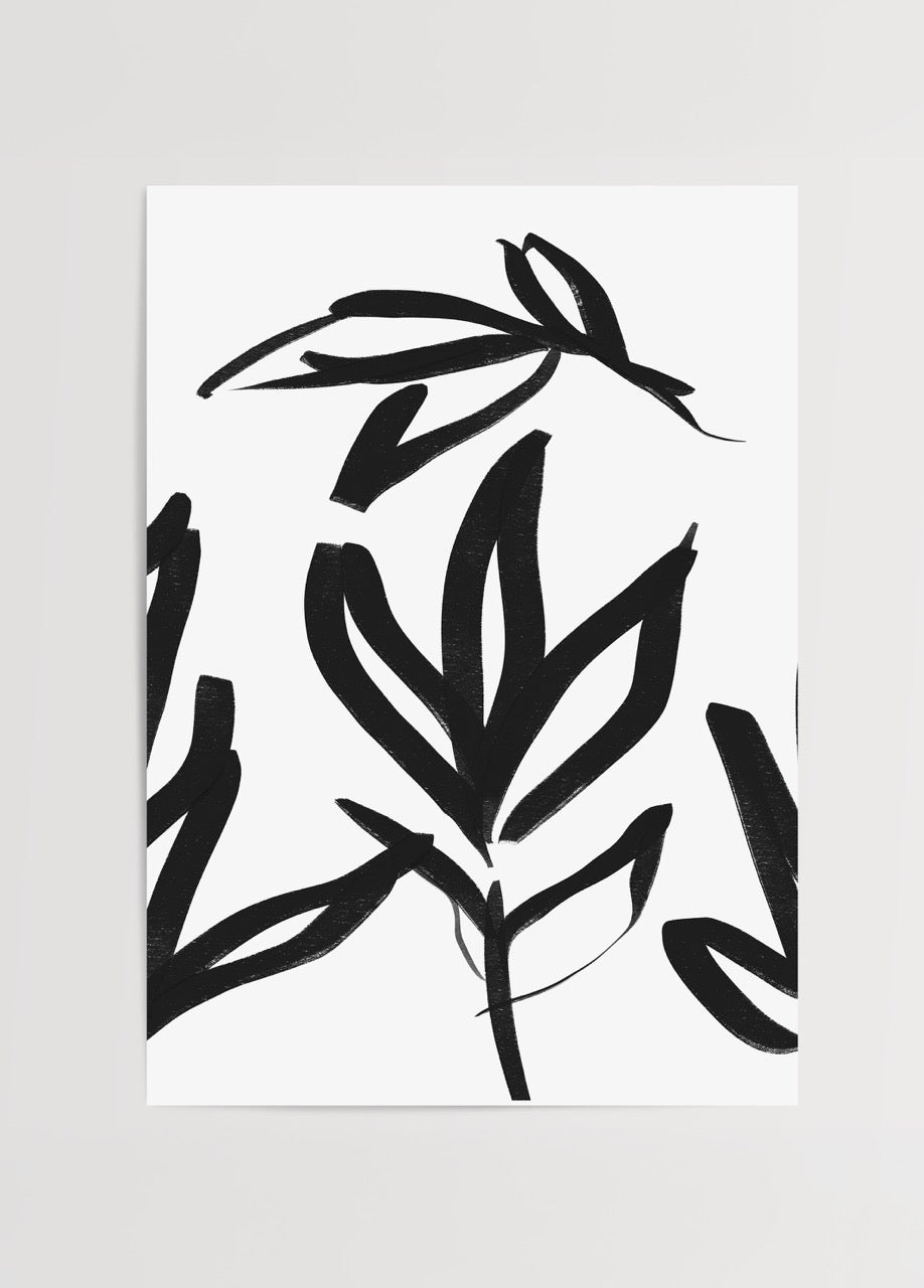 Beyaz zemin üzerine siyah fırça darbeleriyle çizilmiş soyut yapraklardan oluşan minimalist modern poster.