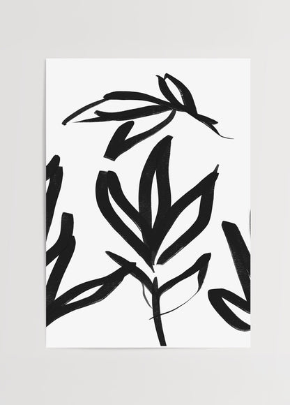Beyaz zemin üzerine siyah fırça darbeleriyle çizilmiş soyut yapraklardan oluşan minimalist modern poster.