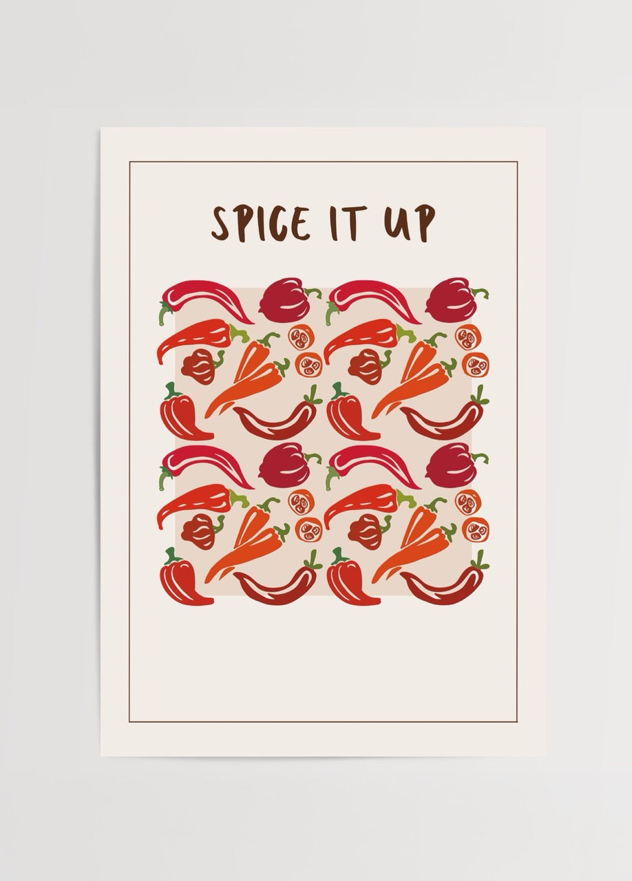 Bej zemin üzerine kırmızı biber, havuç, domates ve acı biber illüstrasyonlarıyla tasarlanmış, üst kısmında &quot;Spice It Up&quot; yazısı bulunan canlı ve enerjik mutfak posteri.