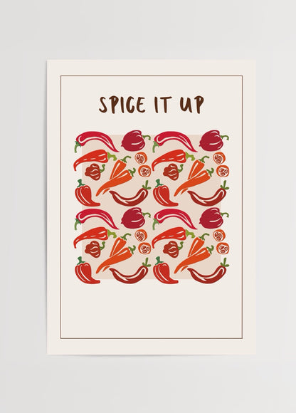 Bej zemin üzerine kırmızı biber, havuç, domates ve acı biber illüstrasyonlarıyla tasarlanmış, üst kısmında &quot;Spice It Up&quot; yazısı bulunan canlı ve enerjik mutfak posteri.
