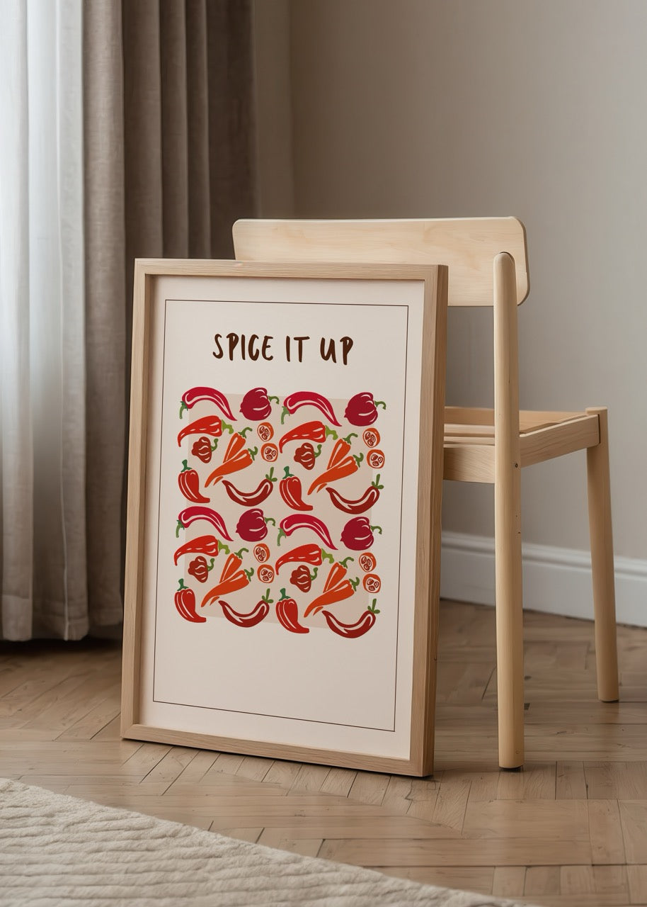 Bej zemin üzerine kırmızı biber, havuç, domates ve acı biber illüstrasyonlarıyla tasarlanmış, üst kısmında &quot;Spice It Up&quot; yazısı bulunan canlı ve enerjik mutfak posteri.
