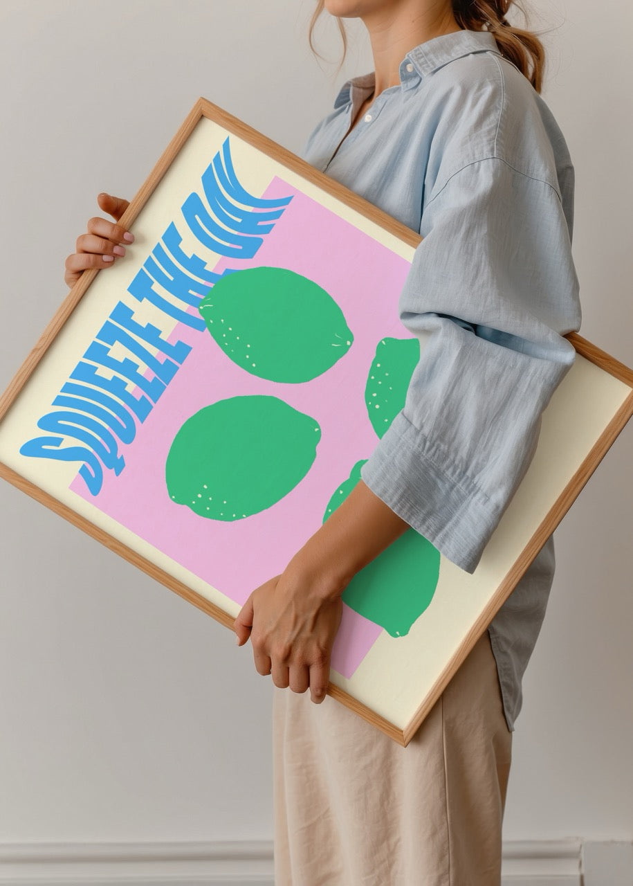 Fulya Genç’in Squeeze the Day posteri, renkli limon illüstrasyonları ve motive edici mesajıyla modern sanat baskısı.