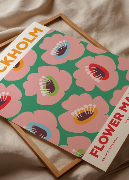 Stockholm Flower Market posteri, retro tarzda pembe çiçek illüstrasyonu, yeşil arka plan üzerinde dekoratif sanat baskısı.
