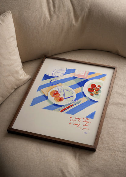 Atölye Noi’nin “Stories at the Tabla” adlı posteri, mavi-beyaz masa örtüsü, tabaklar ve domateslerle Akdeniz ruhunu yansıtan illüstrasyon.
