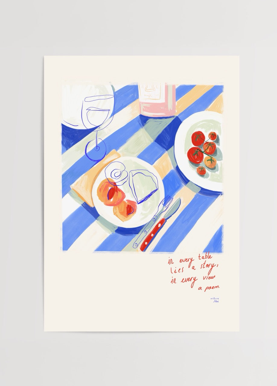 Atölye Noi’nin “Stories at the Tabla” adlı posteri, mavi-beyaz masa örtüsü, tabaklar ve domateslerle Akdeniz ruhunu yansıtan illüstrasyon.