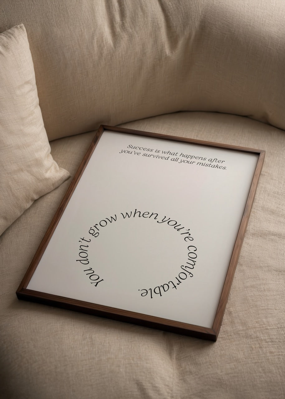 Success &amp; Growth posteri, başarı ve gelişim temalı tipografik siyah yazıların beyaz fon üzerinde minimalist tasarımı