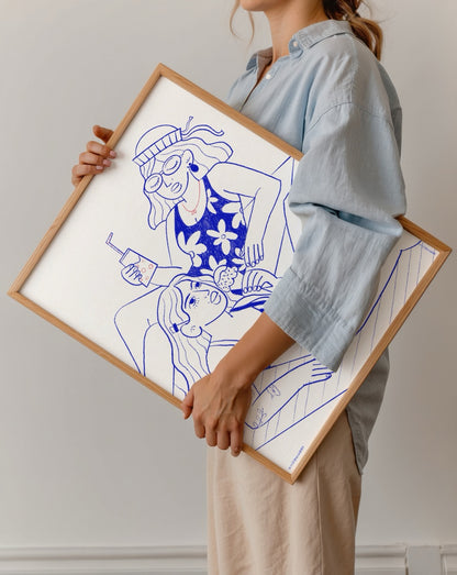 Elif İpek Oğuzhan’ın Summer Chill adlı eseri – mavi tonlarla çizilmiş iki kadının plajda dinlendiği modern illüstrasyon posteri.