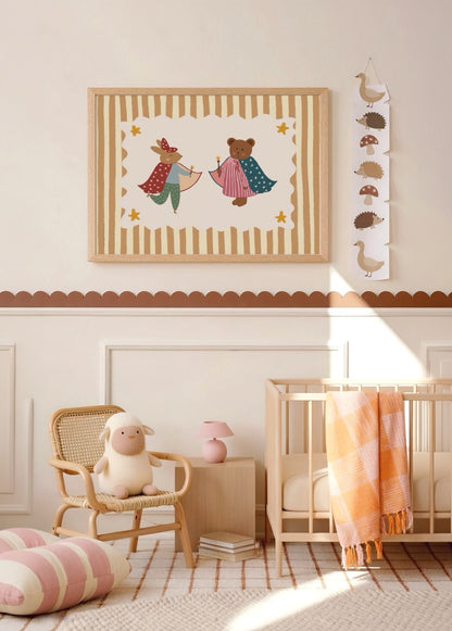 Pelerinli tavşan ve ayı karakterlerinin yer aldığı pastel tonlu çocuk odası illüstrasyon posteri.