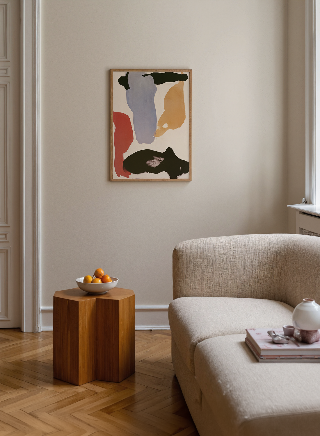 Léa Morel Suspended Forms; soluk mavi, bej, kiremit kırmızısı ve siyah organik formları buluşturan minimalist çağdaş soyut art print.