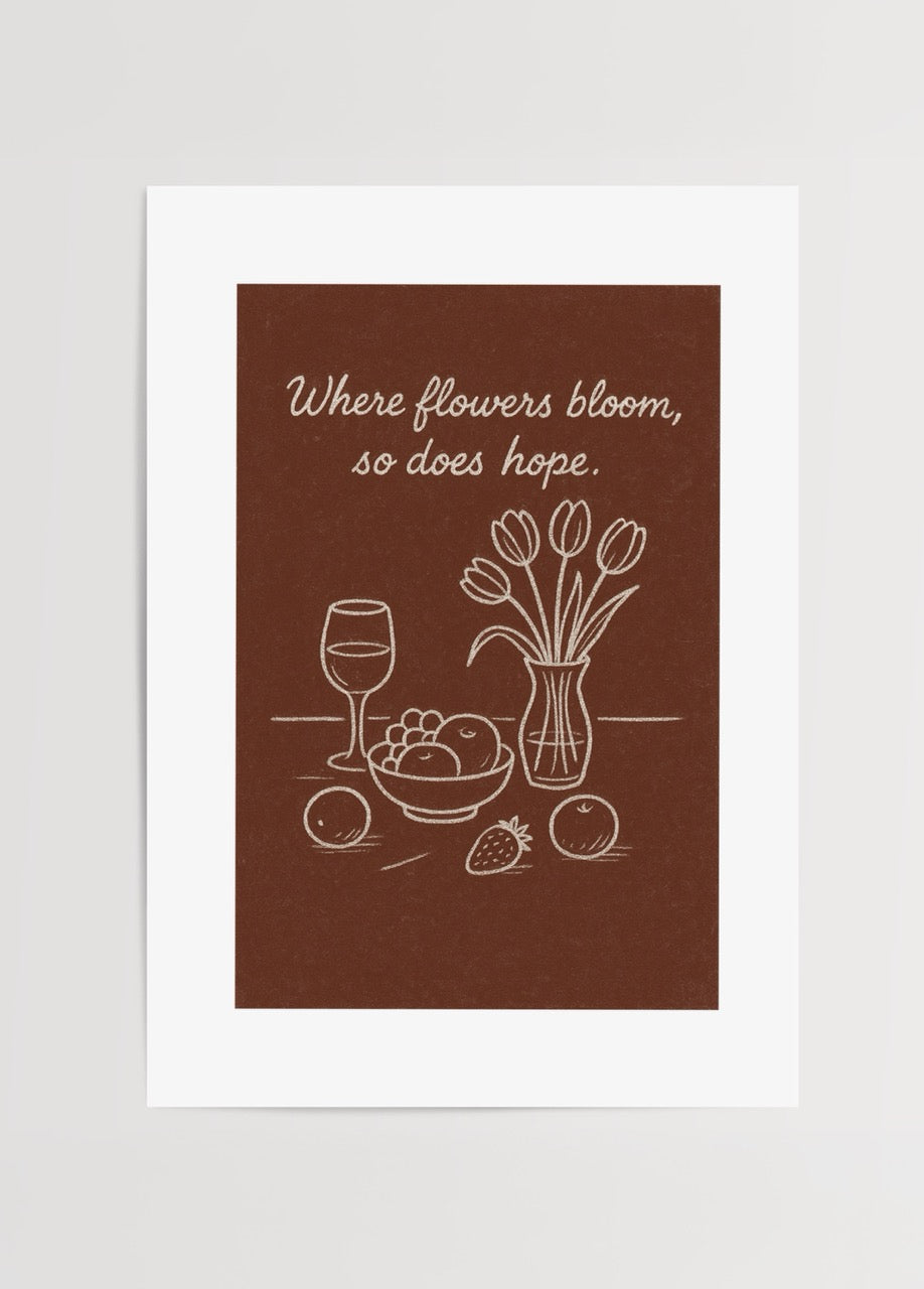 Nida Büyük imzalı Table of Life posteri, çiçekler, meyveler ve şarap kadehi çizimli minimalist tasarım
