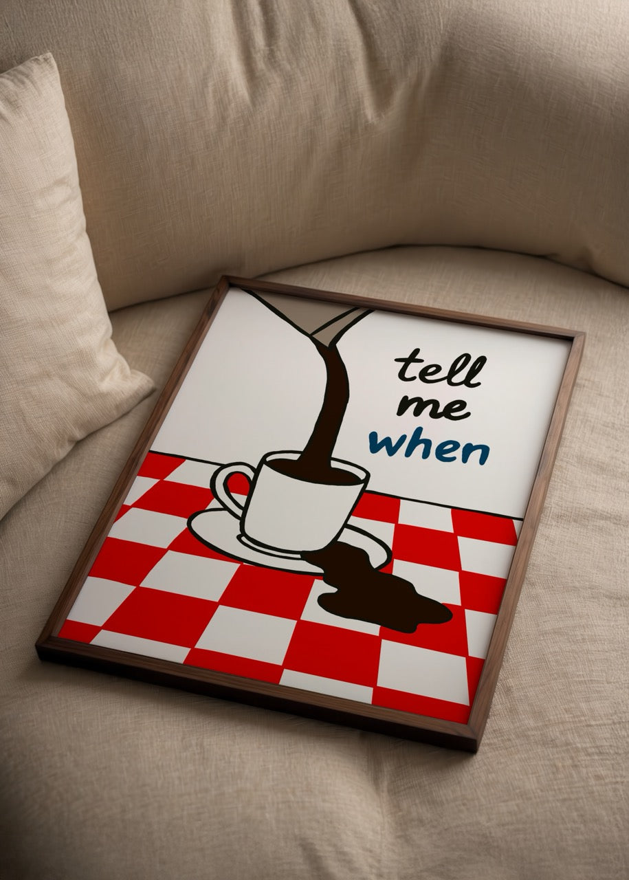 Nida Büyük imzalı Talk Over Coffee posteri, dama desenli masa üzerinde taşan kahve fincanı illüstrasyonu
