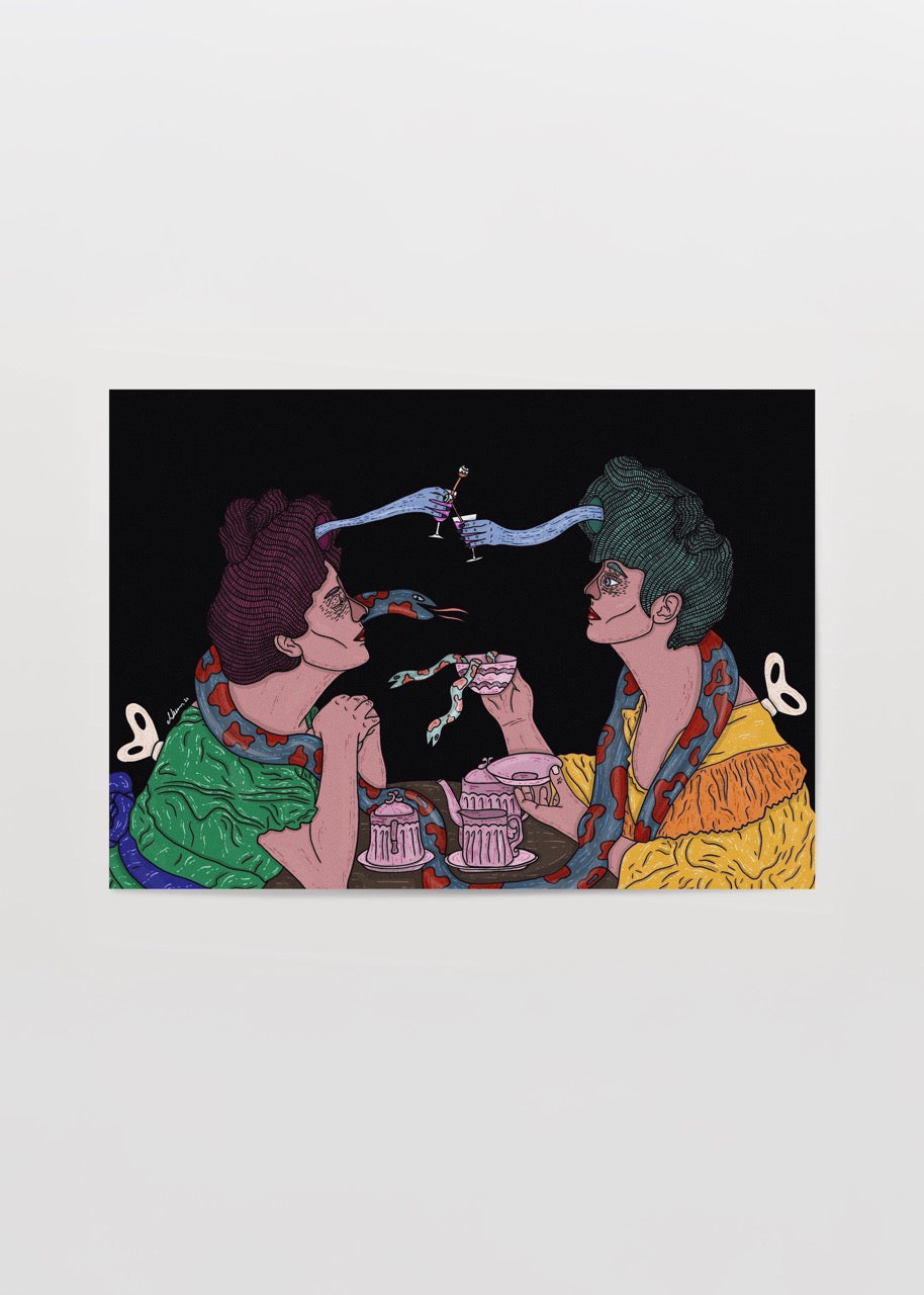 Karşılıklı oturan iki figürün çay içerken sürreal detaylarla betimlendiği, yılan ve sembolik öğeler içeren illüstrasyon posteri.