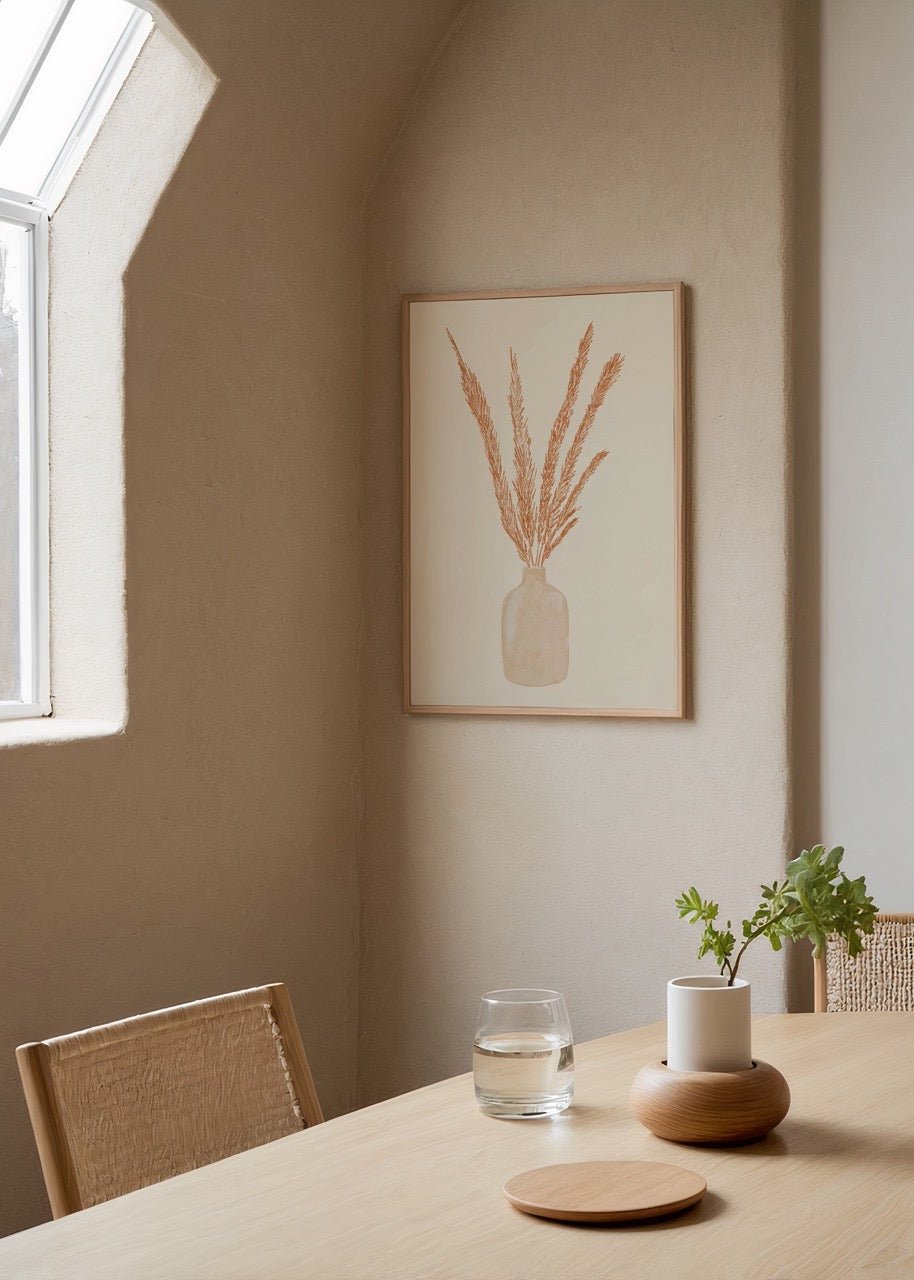 Beyaz zemin üzerinde bej seramik vazo ve içinden çıkan turuncu-kahverengi kuru ot dallarının yer aldığı minimalist doğa temalı poster.