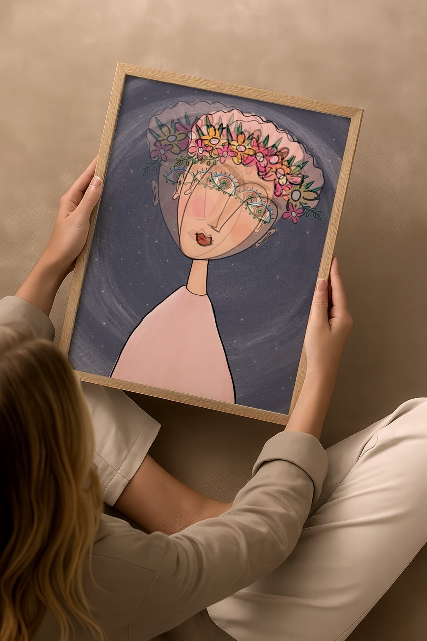 Nergis Sabancı’nın The Floating Ones posteri; çiçek tacı takan, katmanlı gözlü soyut figürün yıldızlı arka planda süzüldüğü illüstrasyon.