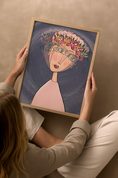 Nergis Sabancı’nın The Floating Ones posteri; çiçek tacı takan, katmanlı gözlü soyut figürün yıldızlı arka planda süzüldüğü illüstrasyon.