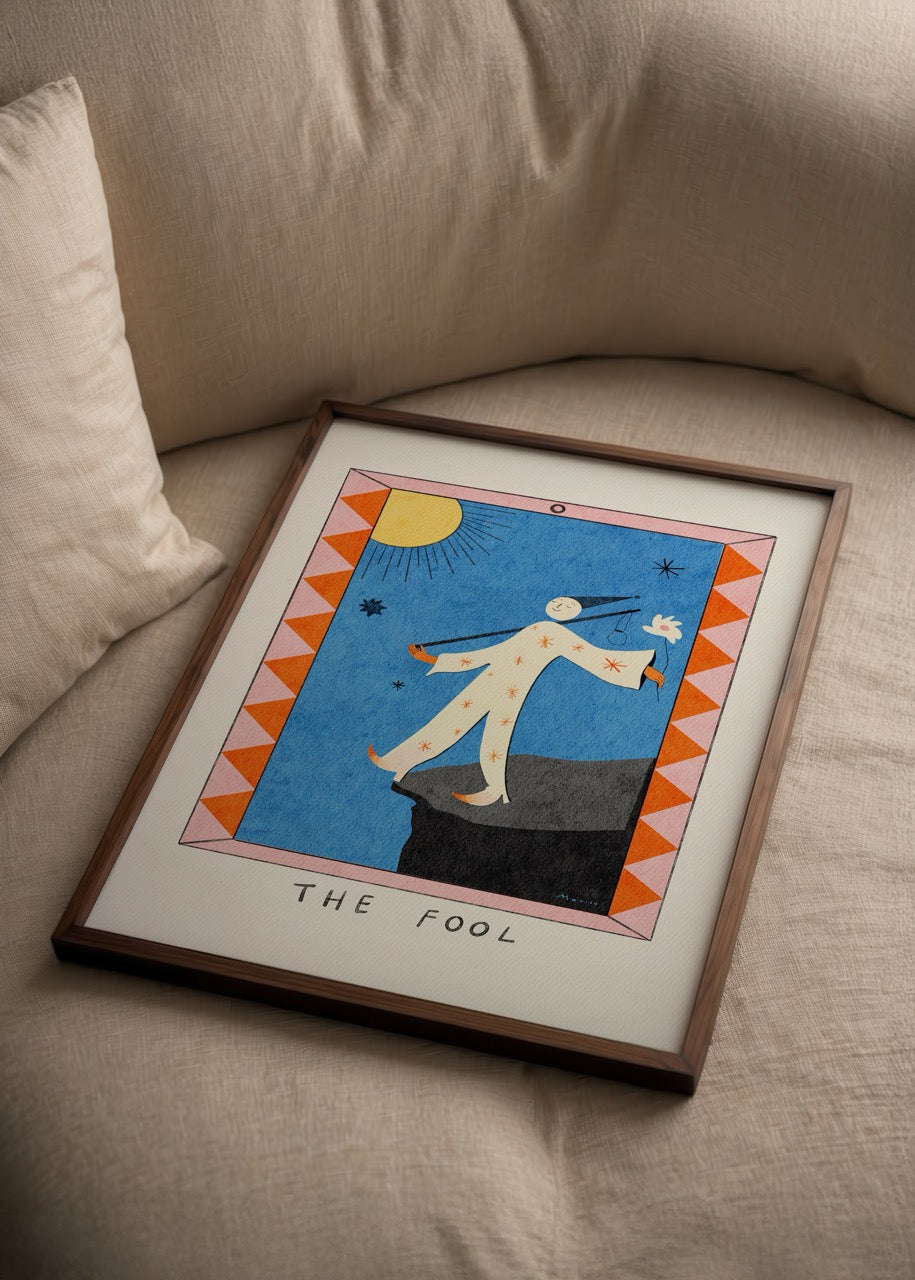 Mavisu Demirağ imzalı The Fool posteri, tarotun yeni başlangıç sembolünü canlı pembe, mavi ve turuncu tonlarda yorumlayan sanat baskısı.
