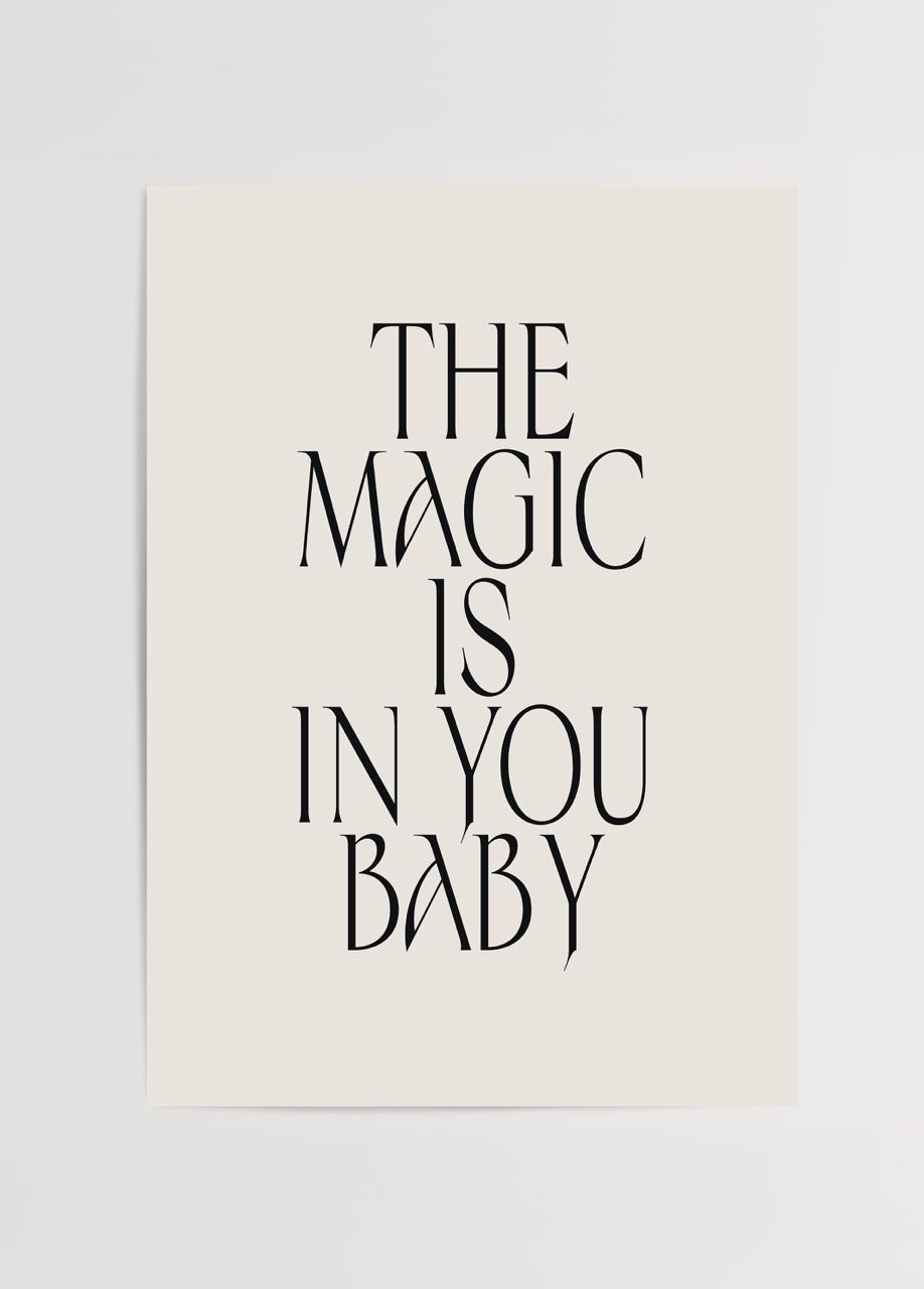 The Magic Is in You Baby yazılı modern tipografi poster – minimalist ve ilham verici tasarım