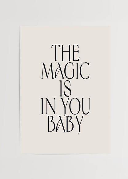 The Magic Is in You Baby yazılı modern tipografi poster – minimalist ve ilham verici tasarım