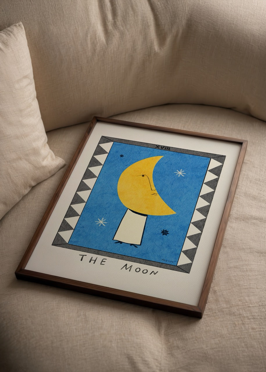 Mavisu Demirağ imzalı The Moon posteri, tarot kartından ilham alan mavi zeminli sarı ay illüstrasyonu ile spiritüel duvar sanatı.