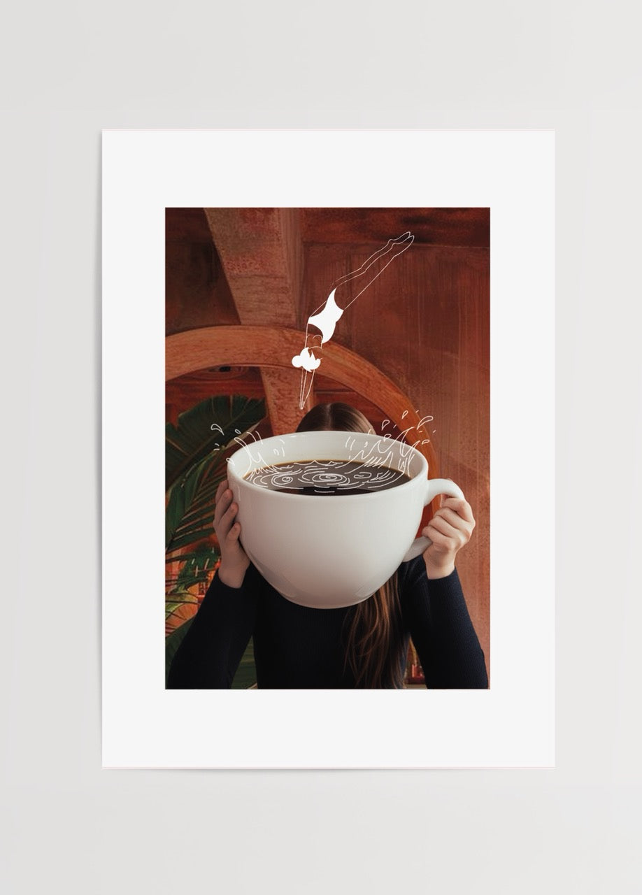 Kahve fincanı ve çizim katmanlarıyla oluşturulmuş modern mix media poster tasarımı