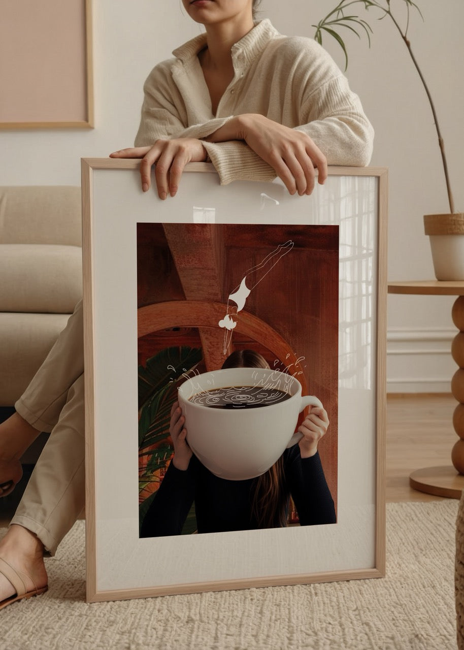 Kahve fincanı ve çizim katmanlarıyla oluşturulmuş modern mix media poster tasarımı