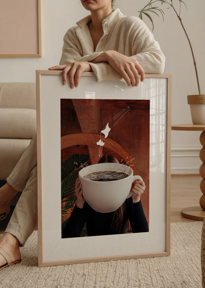 Kahve fincanı ve çizim katmanlarıyla oluşturulmuş modern mix media poster tasarımı