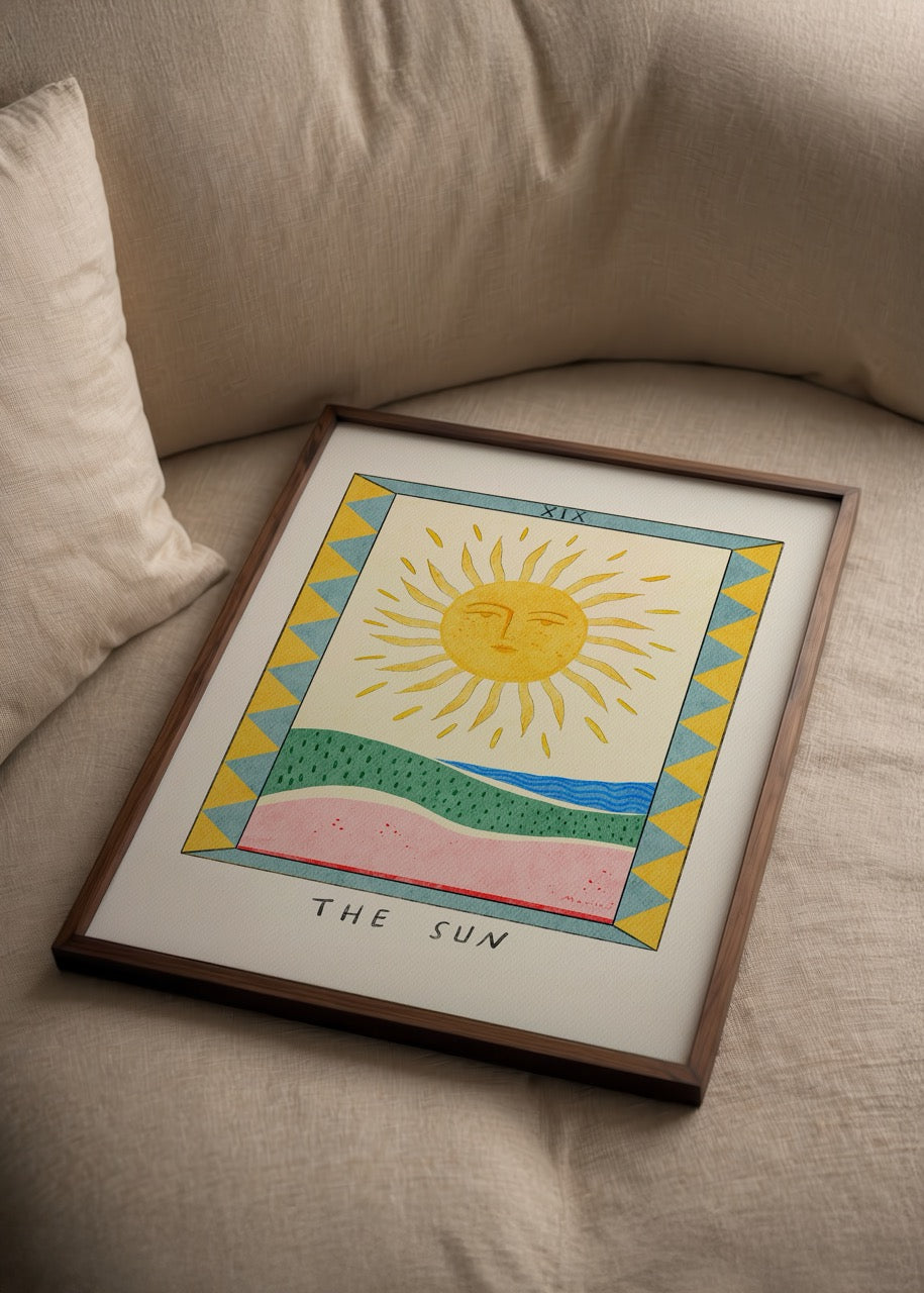 Mavisu Demirağ imzalı The Sun posteri, tarotun Güneş kartından ilham alan sarı, yeşil ve mavi tonlarda pozitif enerji temalı sanat baskısı.