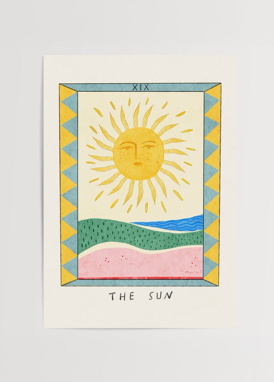 Mavisu Demirağ imzalı The Sun posteri, tarotun Güneş kartından ilham alan sarı, yeşil ve mavi tonlarda pozitif enerji temalı sanat baskısı.
