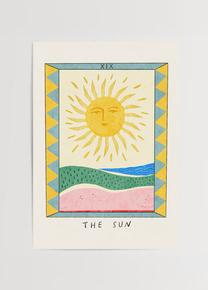 Mavisu Demirağ imzalı The Sun posteri, tarotun Güneş kartından ilham alan sarı, yeşil ve mavi tonlarda pozitif enerji temalı sanat baskısı.