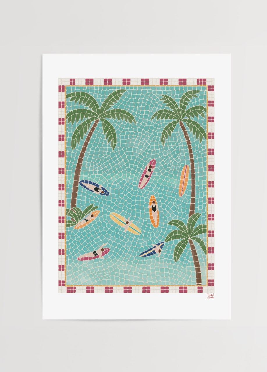 Thola Studio The Surf Club poster baskı, palmiye ağaçlı ve surf tahtalı mozaik tasarımlı tropical coastal duvar dekoru