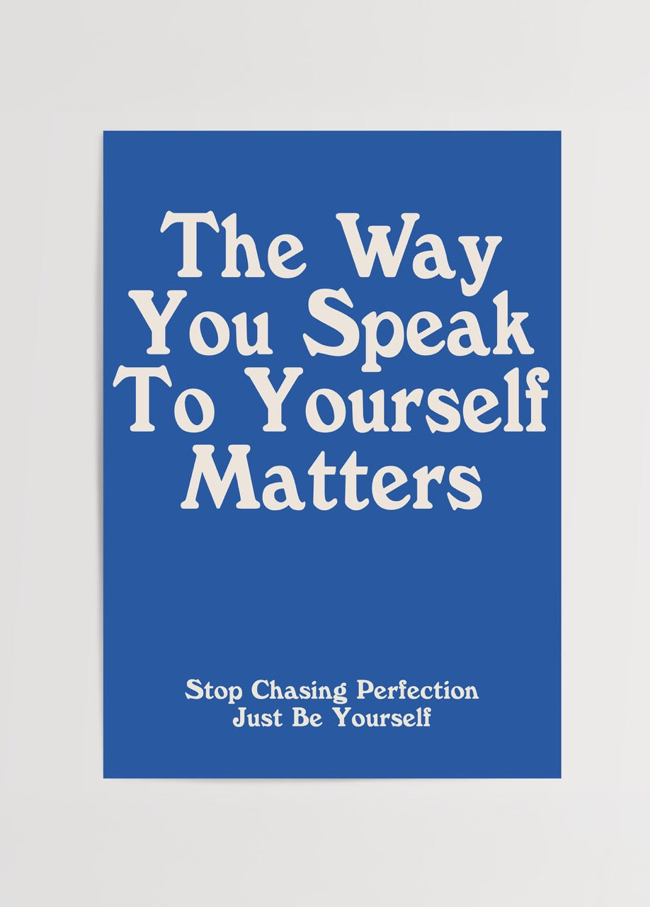 Mavi fon üzerine beyaz tipografiyle “The Way You Speak To Yourself Matters” yazılı motivasyonel poster